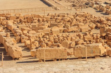 Deir el-Bahri 'deki Hatshepsut tapınağının yanındaki arkeolojik alan. Eski Mısır 'ın Mısır' daki Nil 'in Batı Şeria' sındaki kazıları (antik Teb.