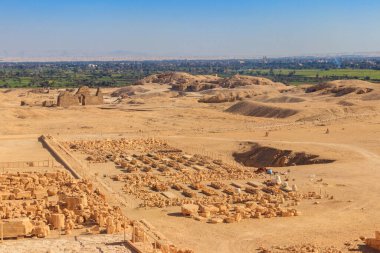 Deir el-Bahri 'deki Hatshepsut tapınağının yanındaki arkeolojik alan. Eski Mısır 'ın Mısır' daki Nil 'in Batı Şeria' sındaki kazıları (antik Teb.