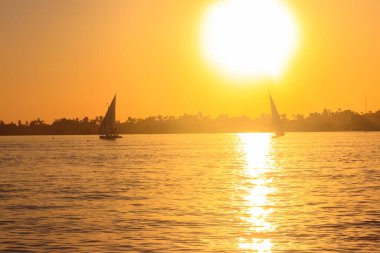 Günbatımında Mısır, Luxor 'da yelkenli tekneli Nil Nehri manzarası