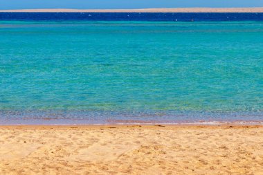 Hurghada, Mısır 'daki Kızıl Deniz' in kumlu plajı