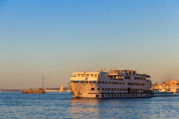 Navio Cruzeiro Navegando Rio Nilo Egito — Fotografia de Stock