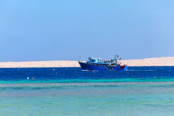 Hurghada, Mısır 'daki Kızıl Deniz' de balıkçı teknesi.