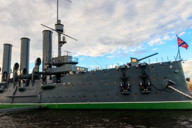 Eski devrimci Aurora kruvazörü, Ekim devriminin sembolü, şu anda Rusya 'nın Saint Petersburg kentindeki Neva nehrinde bir müze gemisi olarak korunuyor.