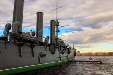 Eski devrimci Aurora kruvazörü, Ekim devriminin sembolü, şu anda Rusya 'nın Saint Petersburg kentindeki Neva nehrinde bir müze gemisi olarak korunuyor.