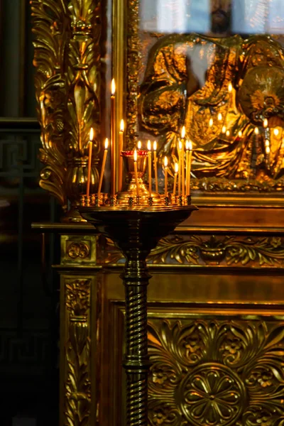 Stor Kyrka Gyllene Ljusstake Med Brinnande Ljus Ortodoxa Kyrkan — Stockfoto