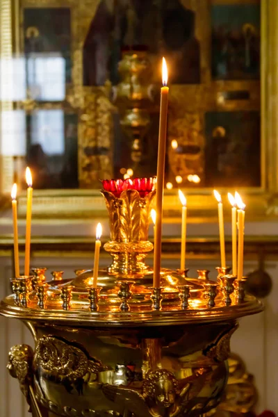 Grande Castiçal Ouro Igreja Com Velas Ardentes Igreja Ortodoxa — Fotografia de Stock