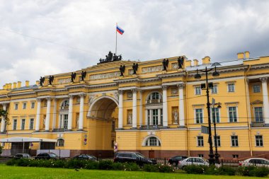 Senato ve Sinod Binası (şu anda Rusya Anayasa Mahkemesi 'nin karargahı) St. Petersburg, Rusya' daki Senato Meydanı 'nda