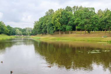 Rusya 'daki Gatchina Parkı' nda bir göl manzarası