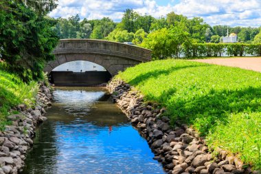 Puşkin (Tsarskoye Selo), Rusya 'da Catherine parkında küçük bir nehirde taş kemer köprüsü