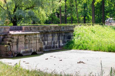 Rusya 'nın Puşkin kentindeki Tsarskoye Selo' daki Catherine parkında bulunan Dam-bridge (Wittolov Köprüsü)