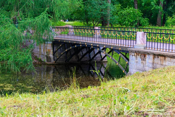 Brücke Über Einen Kleinen Fluss Katharinenpark Puschkin Zarskoje Selo Russland — Stockfoto