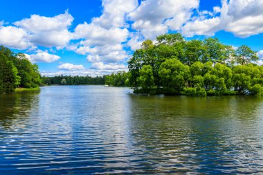 Puşkin, Rusya 'daki Tsarskoye Selo' daki Catherine parkında büyük gölet.