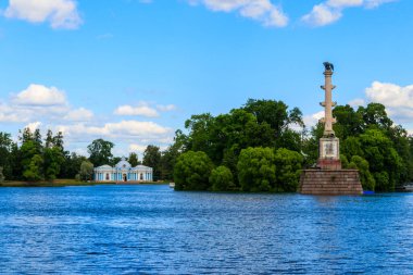 Tsarskoye Selo, Puşkin, Rusya 'daki Catherine Park' ta Chesme köşesi ve Grotto köşkü