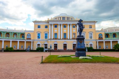 Pavlovsk Sarayı 'nın önündeki Birinci Paul Anıtı. Pavlovsk 1872 'nin kurucusu, İmparator I. Paul' a.