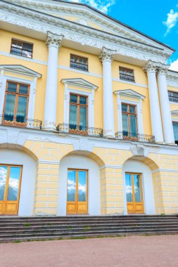 Pavlovsk Sarayı 18. yüzyıl Rus İmparatorluk konutudur. Büyük Catherine tarafından oğlu Büyük Dük Paul için inşa edilmiştir. Pavlovsk 'ta, Saint Petersburg, Rusya' da.