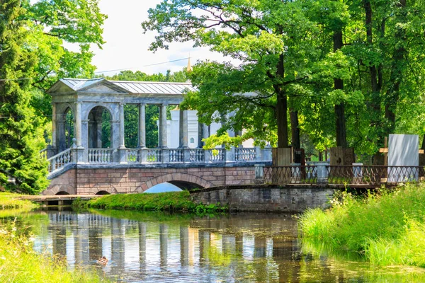 大理石の橋またはシベリア大理石のギャラリーは ロシアのプシュキン Tsarskoye Selo のキャサリン公園にある装飾的な歩行者用屋根のパッラーディオ橋 ギャラリー歩道 ロイヤリティフリーのストック写真