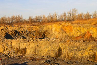 Granit ocağındaki maden kaynaklarının çıkarılması