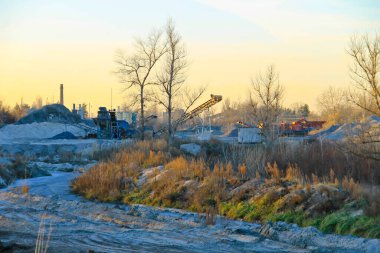 Granit ocağındaki taşıma bandı.