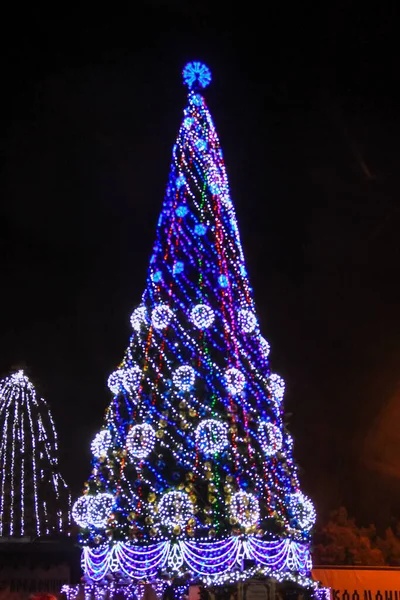 Şehir Merkezinde Süslenmiş Aydınlatılmış Noel Ağacı — Stok fotoğraf
