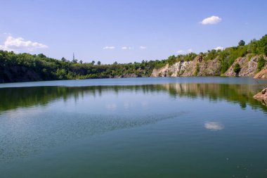 Terk edilmiş taş ocağında göl