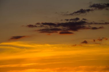 Güzel turuncu gün batımı gökyüzü. Doğal arkaplan