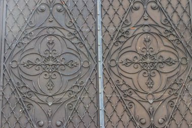 Ortodoks haçı şeklinde dekore edilmiş metal bir kapı.