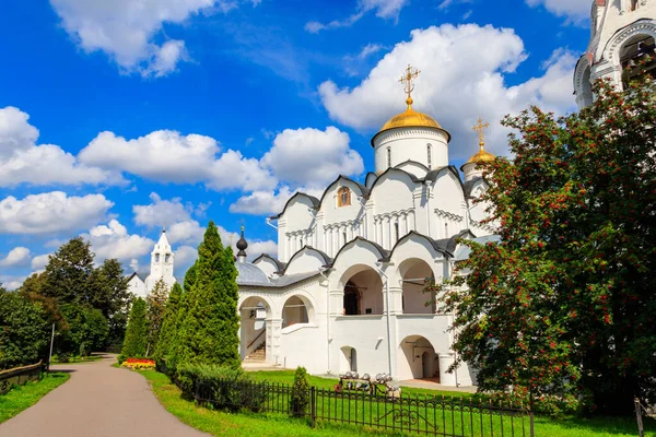 Rusya, Suzdal 'daki şefaat katedrali (Pokrovsky) manastırı. Rusya 'nın altın yüzüğü