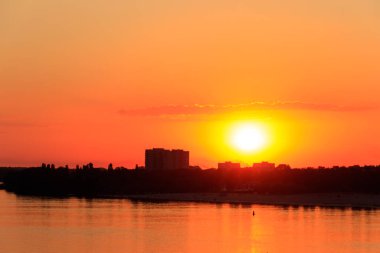 Kremenchug, Ukrayna 'daki Dinyeper Nehri üzerinde turuncu gün batımı