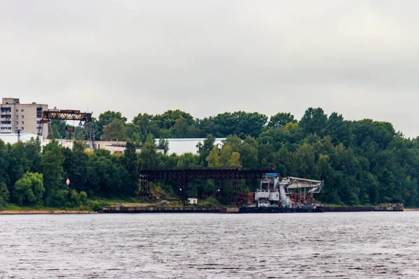 ロシアのヴォルガ川の岸近くのプラットフォーム上の浮体式建設クレーン — ストック写真
