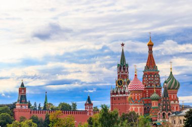 St. Manzarası Rusya, Moskova 'daki Kızıl Meydan' da Basil Katedrali ve Kremlin 'in Spasskaya Kulesi