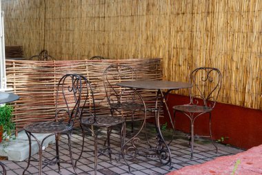 Yaz mevsiminde rahat bir kafede sandalyeler ve masalar