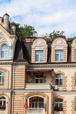 Ukrayna 'nın Kiev kentindeki Vozdvizhenka elit bölgesinin renkli evleri