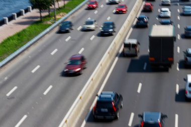 Trafiğin yoğun olduğu saatlerde çok şeritli otoyoldaki trafik arabalarının soyut geçmişi bulanık