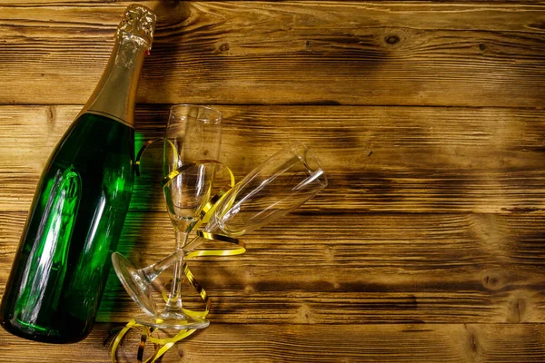 Champagnefles Twee Lege Champagneglazen Houten Ondergrond Bovenaanzicht Kopieer Ruimte — Stockfoto