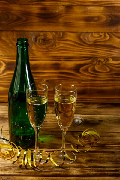 Bottiglia Champagne Aperta Due Bicchieri Champagne Sul Tavolo Legno — Foto Stock