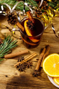Baharatlı Noel şarabı ve ahşap masada Noel süsü.