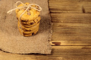 Tahta masada çikolatalı kurabiyeler.