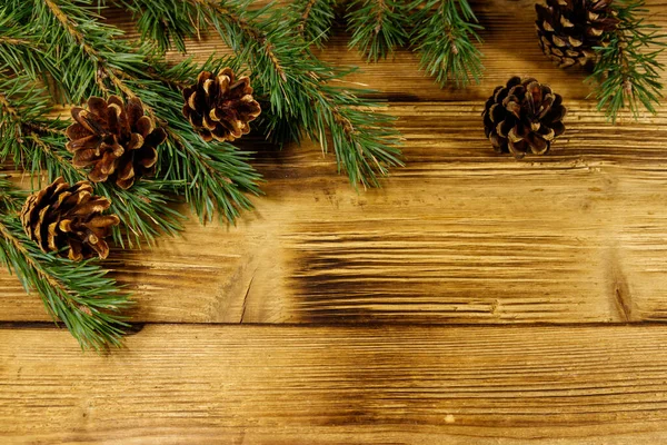 Kompozycja Świąteczna Gałązkami Jodły Szyszki Drewnianym Tle Widok Góry Przestrzeń — Zdjęcie stockowe