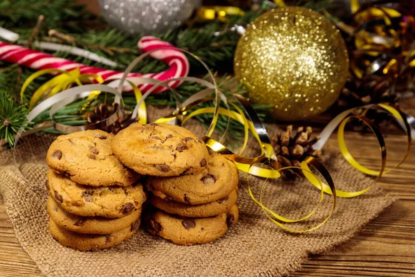 木製テーブルの上にクリスマスの装飾とチョコレートチップクッキー — ストック写真