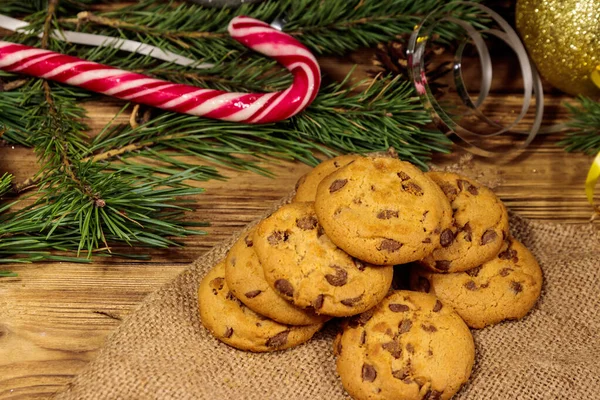 木製テーブルの上にクリスマスの装飾とチョコレートチップクッキー — ストック写真