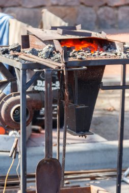 Demir ocağında sıcak kömür.