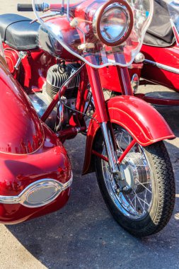 Retro tricar. Şehir caddesinde üç tekerlekli motosiklet