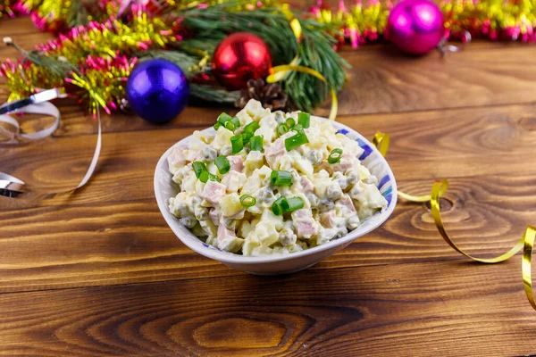 Ensalada Tradicional Rusa Festiva Olivier Las Decoraciones Año Nuevo Mesa — Foto de Stock