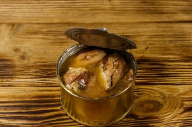 Ahşap masada sardalya balık açık konserve