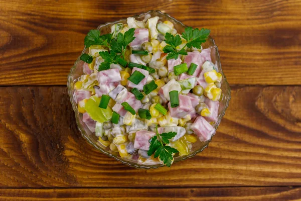 Salată Gustoasă Cârnați Mazăre Verde Conserve Porumb Ardei Gras Castravete — Fotografie, imagine de stoc