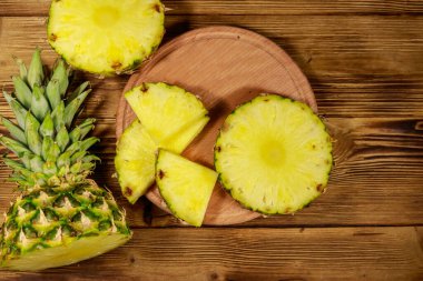 Tahta masada taze ananas. Üst görünüm