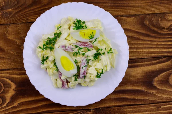 Salat Mit Chinakohl Zwiebeln Wurst Eiern Und Mayonnaise Auf Holztisch — Stockfoto