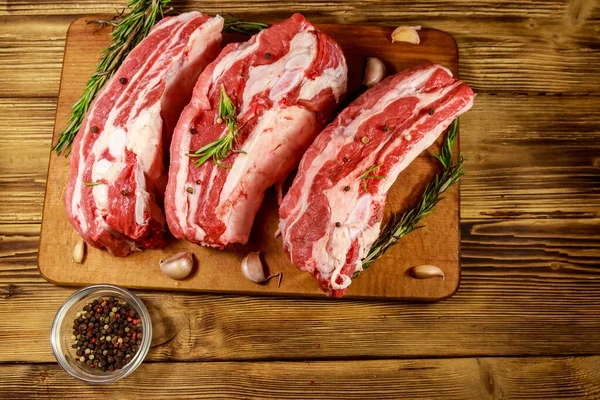 Raw Pork Ribs Spices Garlic Rosemary Wooden Table Top View — Stock Photo, Image