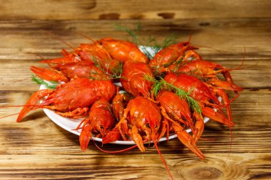 Ahşap masada kaynamış kerevit.