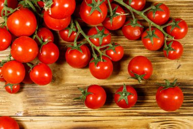 Tahta bir masada taze kiraz domatesleri. Üst görünüm